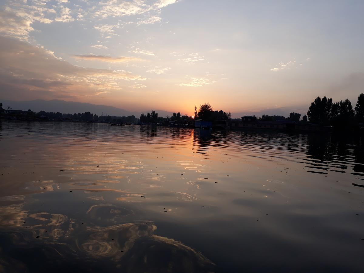 Heritage Geneva House Boat Srīnagar Dış mekan fotoğraf