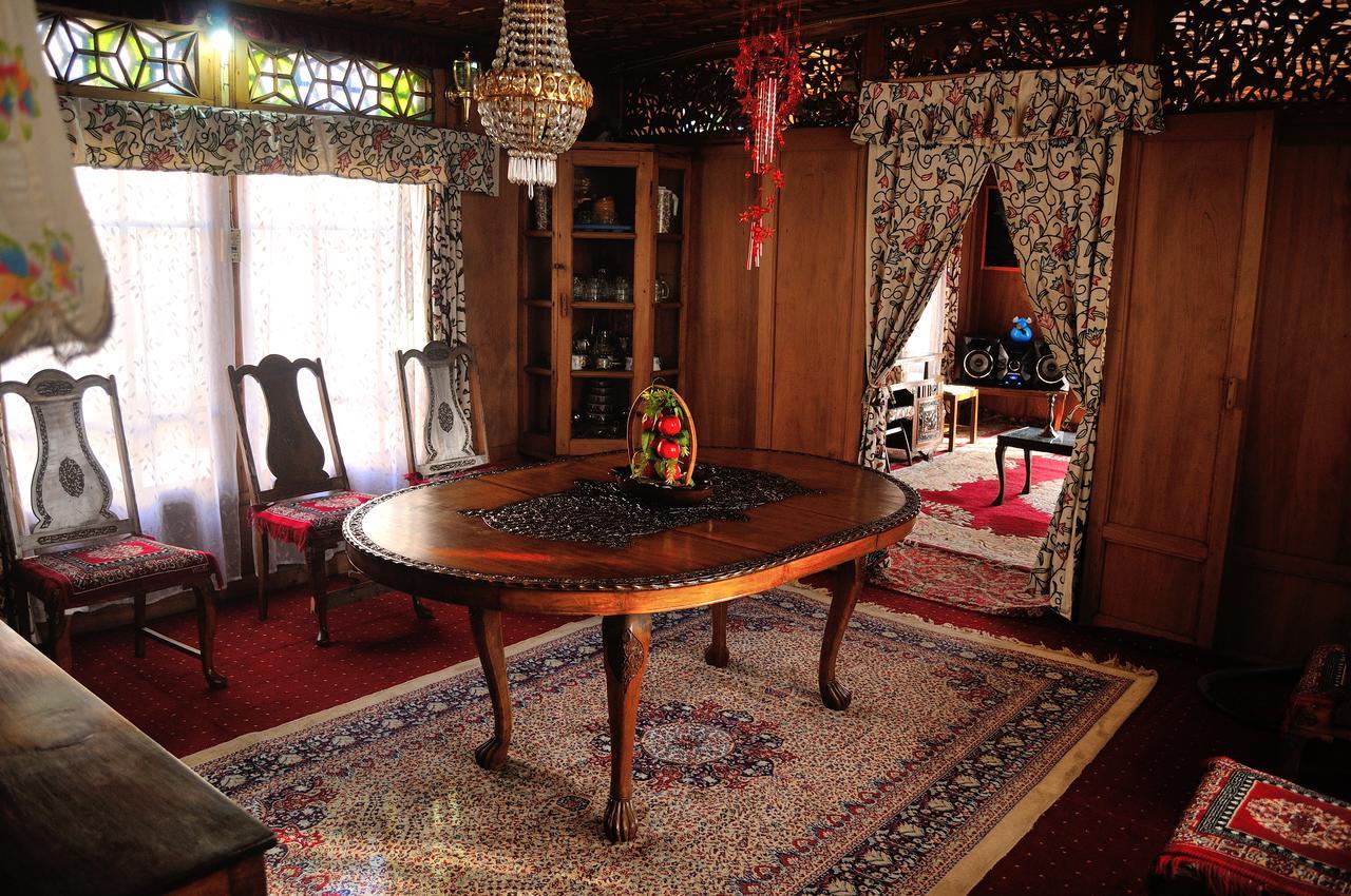 Heritage Geneva House Boat Srīnagar Dış mekan fotoğraf