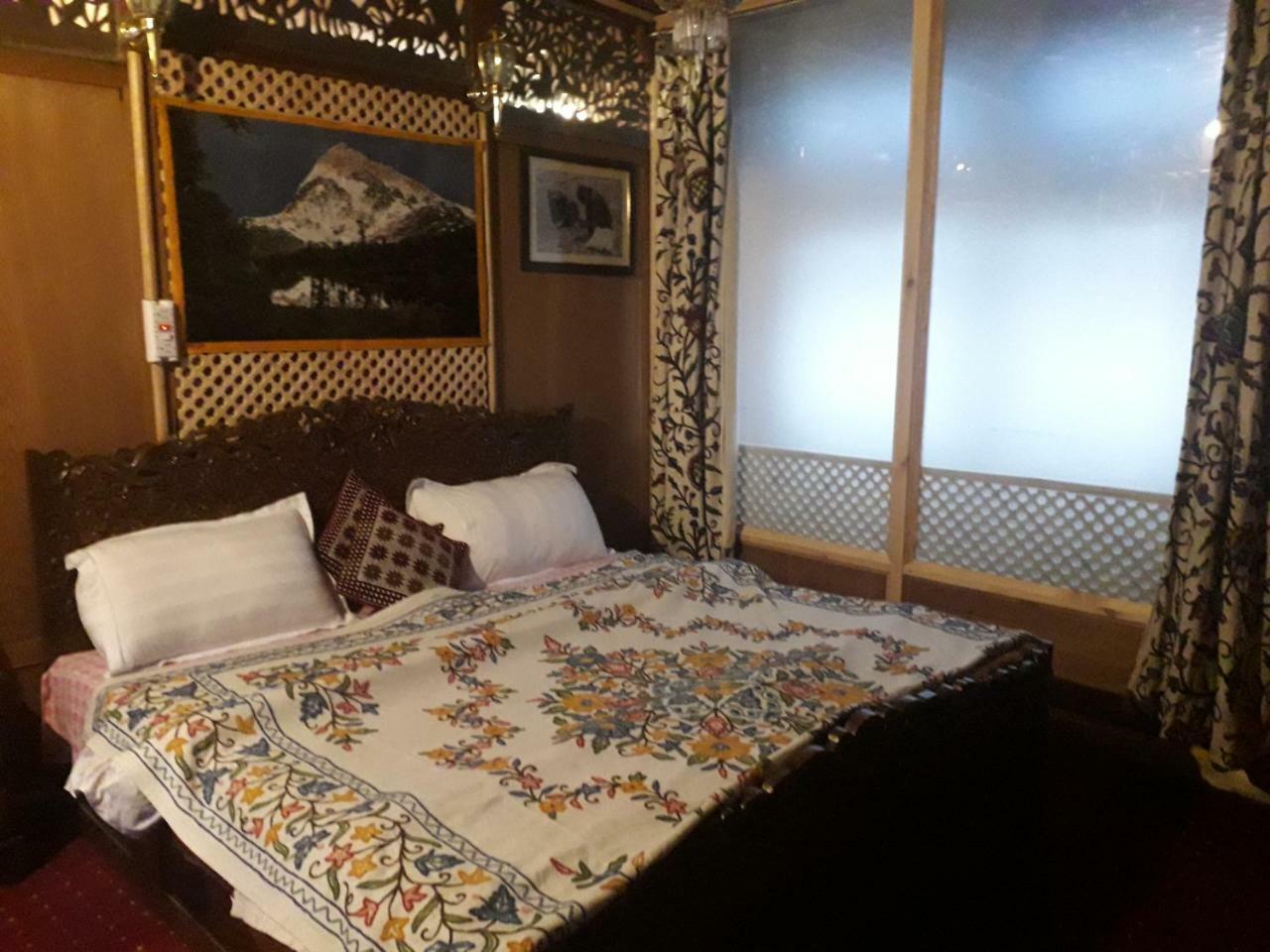 Heritage Geneva House Boat Srīnagar Dış mekan fotoğraf
