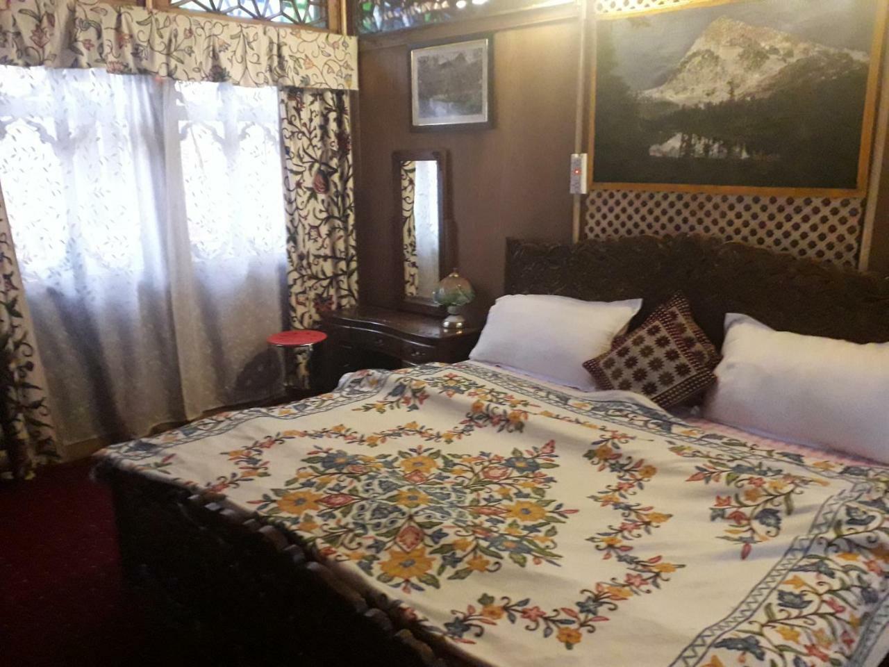 Heritage Geneva House Boat Srīnagar Dış mekan fotoğraf