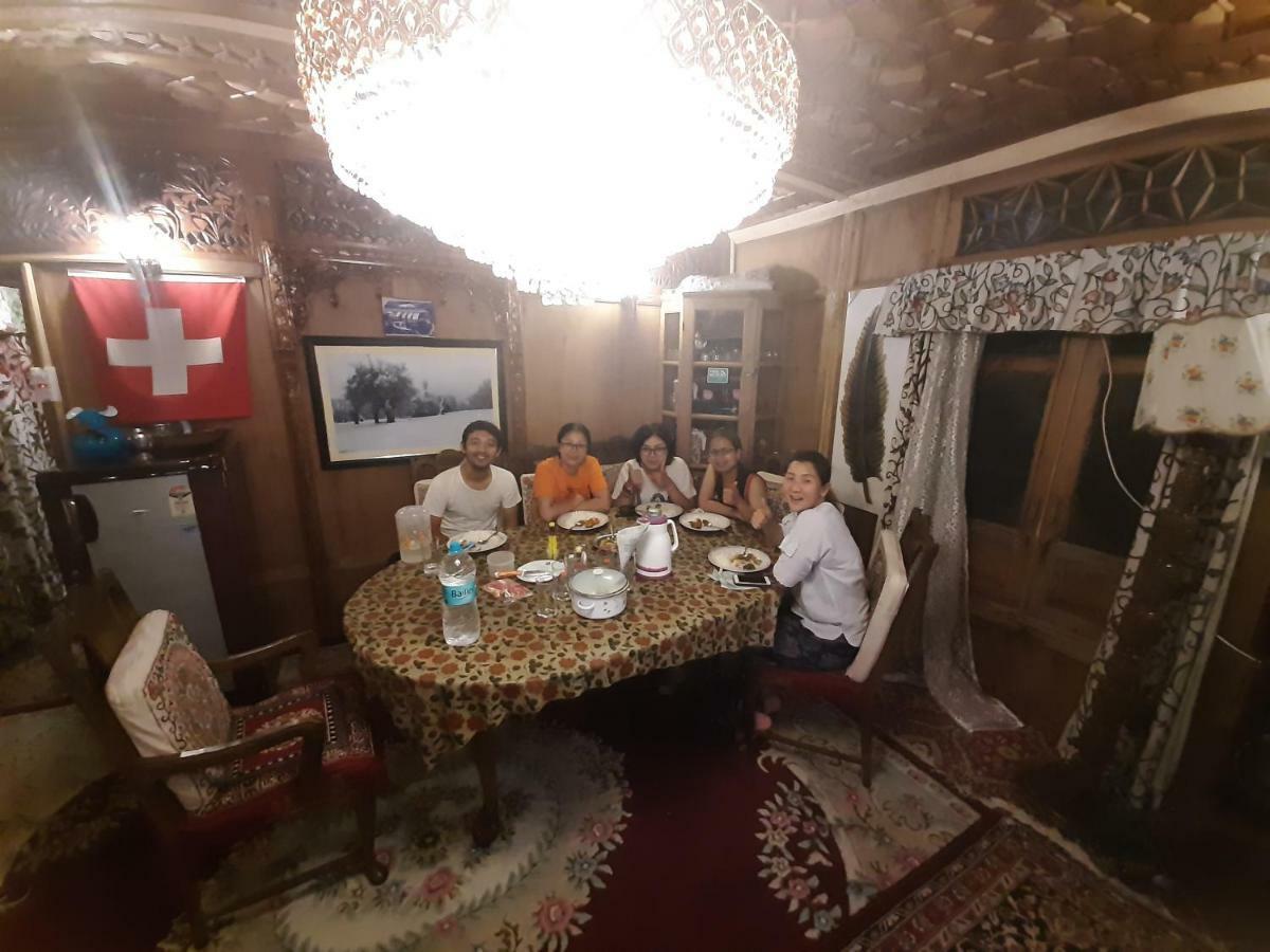 Heritage Geneva House Boat Srīnagar Dış mekan fotoğraf
